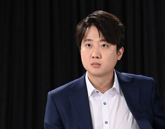 지난 6월8일 서울 용산구 효창동 백범김구기념관에서 열린 국민의힘 제1차 전당대회 '오른소리 토론회'에 참석한 이준석 당대표 후보가 토론 준비를 하고 있다.연합뉴스